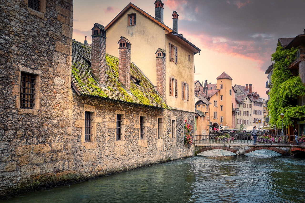 Meublés de tourisme : les élu.es Réveillons Annecy saluent une première avancée.